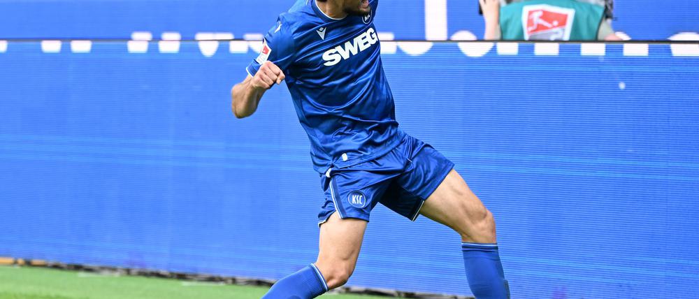 Karlsruhes Roko Simic bejubelt das 1:0.