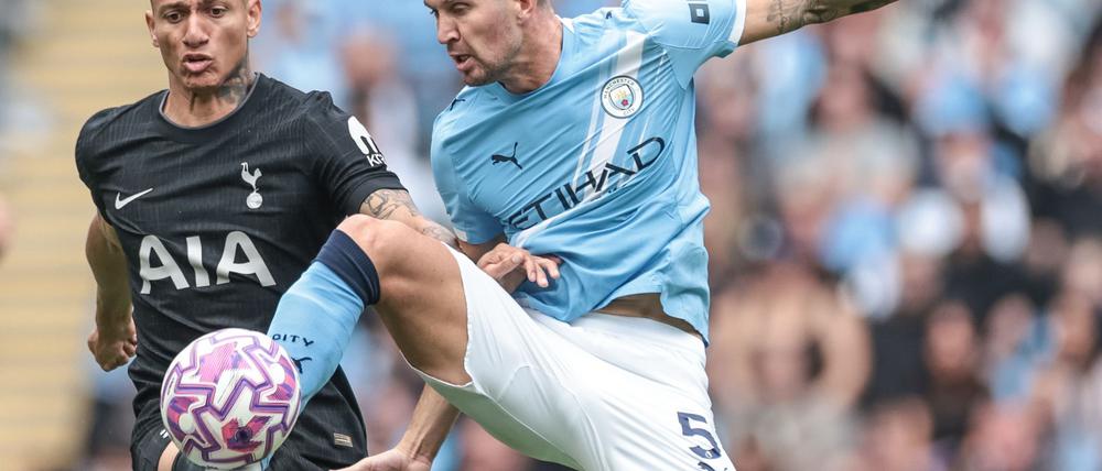 John Stones von Manchester City (r) im Duell mit Richarlison von Tottenham Hotspur.