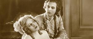 Seine Oper “Der Rosenkavalier“ hatte Richard Strauss selbst für den gleichnamigen Film bearbeitet. Die Szene zeigt Jaque Catelain in der Titelrolle und Huguette Duflos  als liebeslustige Marschallin..
