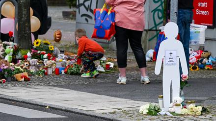 Eine Mahnwache findet nach dem Tod eines Zweijährigen auf einem Zebrastreifen in Lichtenberg an der Unfallstelle statt.