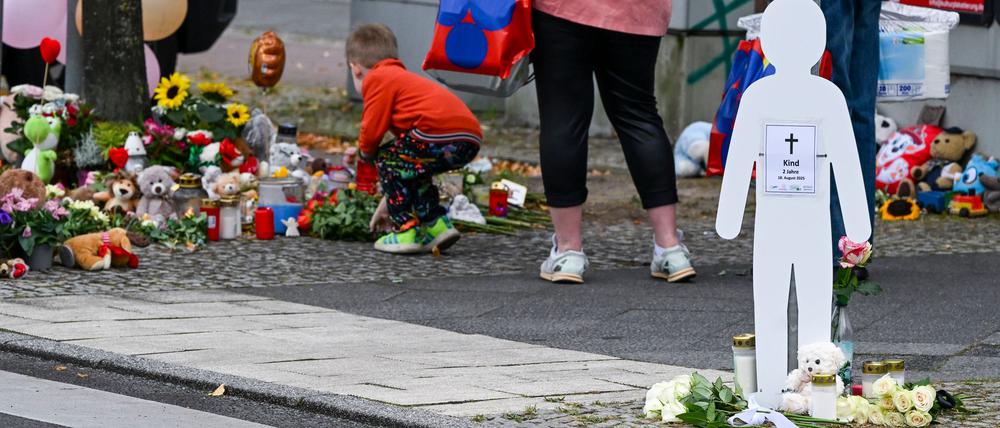 Eine Mahnwache findet nach dem Tod eines Zweijährigen auf einem Zebrastreifen in Lichtenberg an der Unfallstelle statt.