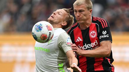 Lieferten sich packende Zweikämpfe: Bremens Marco Grüll (l) und Frankfurts Rasmus Kristensen (r).