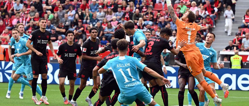Torwart Mark Flekken war in der ersten Halbzeit mehrfach gefragt.