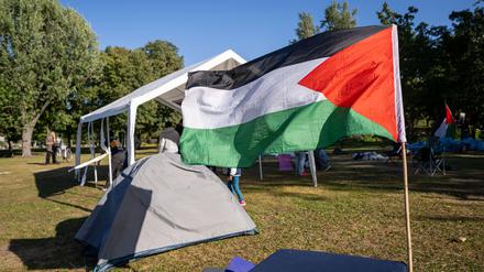 ro-Palästinensische Aktivisten bauen ein Protestcamp nahe dem Kanzleramt wieder auf. 