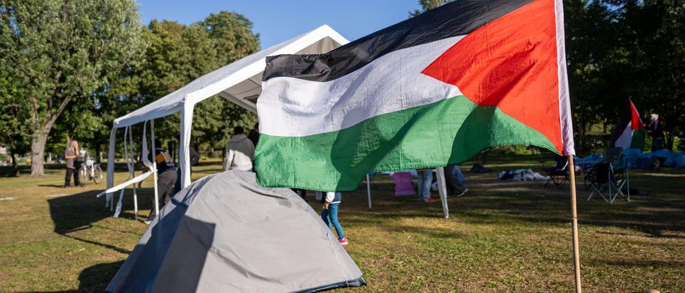 ro-Palästinensische Aktivisten bauen ein Protestcamp nahe dem Kanzleramt wieder auf.