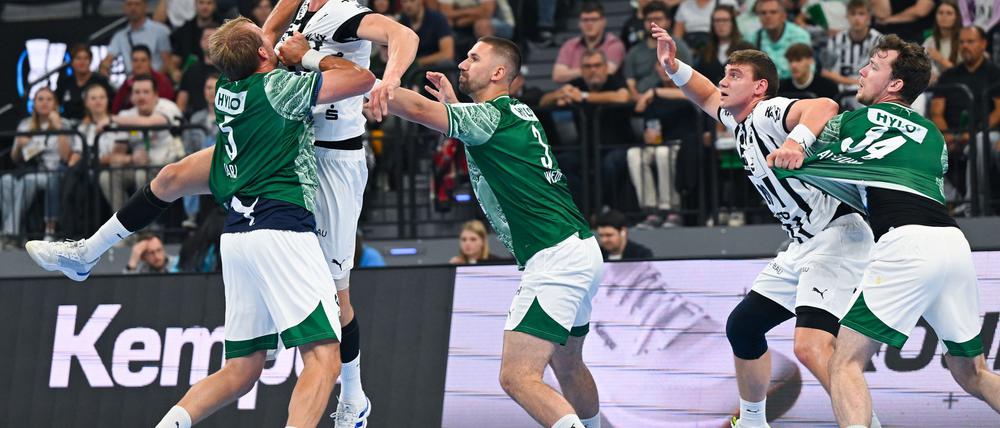 Die Füchse Berlin haben im Duell mit dem THW Kiel zum zweiten Mal den Supercup gewonnen.