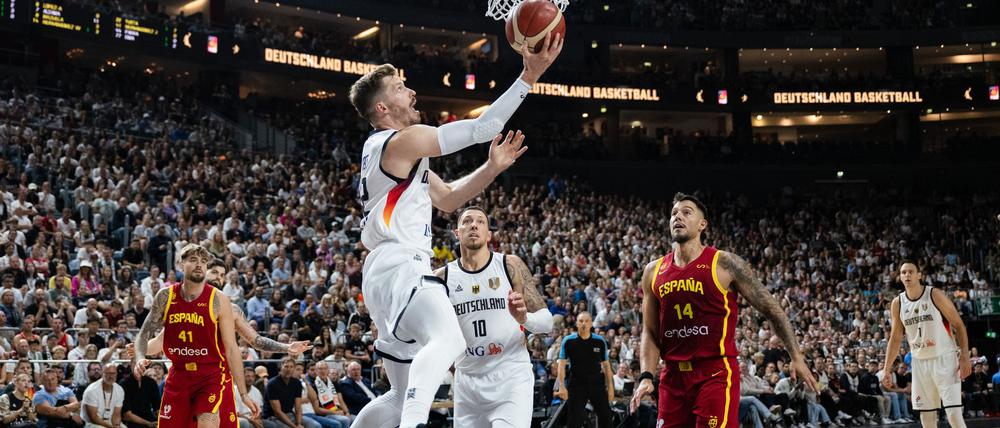 In EM-Form: Andreas Obst beim Korbleger.