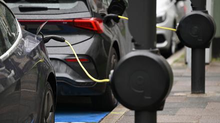 Menschen ohne E-Auto schätzen deren Nachteile als gravierender ein. (Symbolbild)