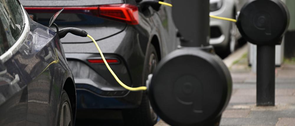 Menschen ohne E-Auto schätzen deren Nachteile als gravierender ein. (Symbolbild)