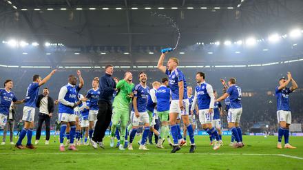 Ausgefallener Jubel der Schalker nach dem 2:1-Sieg gegen Bochum.