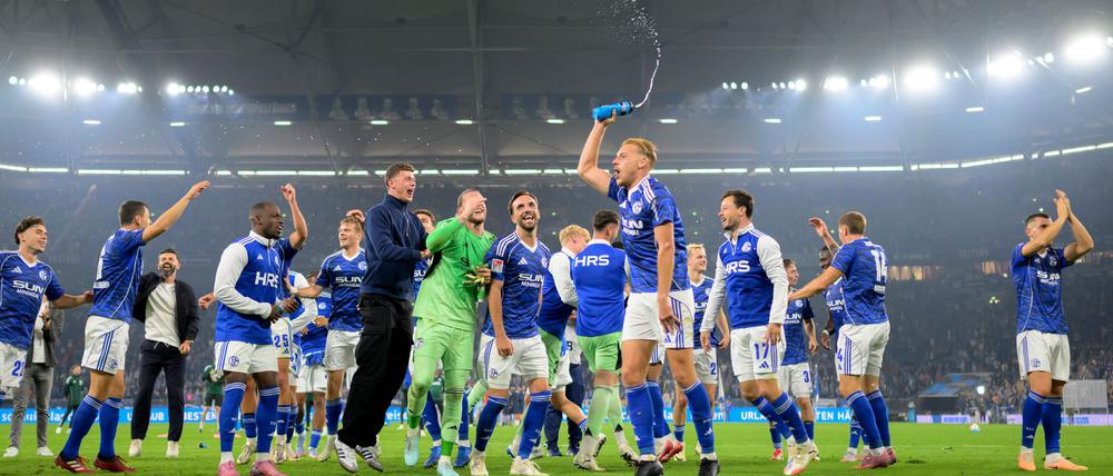 Ausgefallener Jubel der Schalker nach dem 2:1-Sieg gegen Bochum.