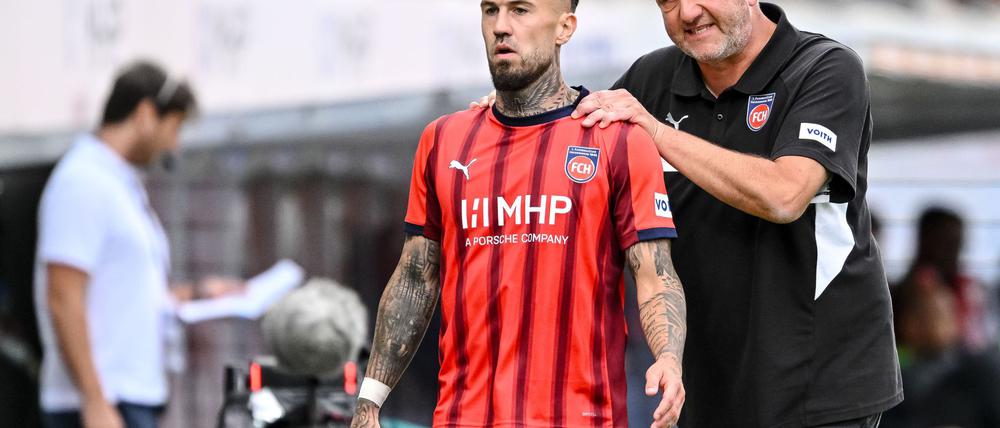 Trainer Frank Schmidt (r.) war mit seinem Team gegen Wolfsburg alles andere als zufrieden.