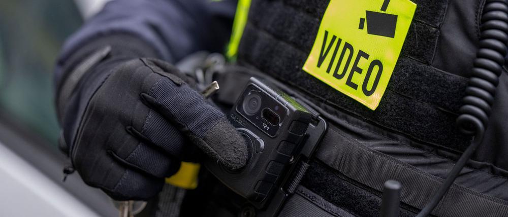 Die Polizei nutzt Bodycams – also sogenannte kleine Körperkameras. In Brandenburg soll die Erprobung ausgeweitet werden. (Symbolbild)