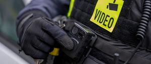 Die Polizei nutzt Bodycams – also sogenannte kleine Körperkameras. In Brandenburg soll die Erprobung ausgeweitet werden. (Symbolbild)