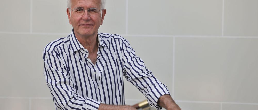 Harald Schmidt glaubt, dass sich Olaf Scholz mit Blick auf seinen Nachfolger Friedrich Merz insgeheim ins Fäustchen lacht (Archivbild).