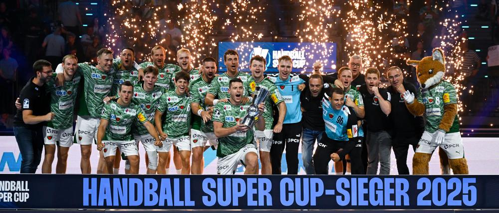 Die Füchse Berlin feiern den ersten Titel in der 60. Bundesligasaison.