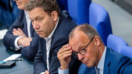 Klingbeil (m.) und Merz (r.) sind sich nicht einig. (Archivbild)