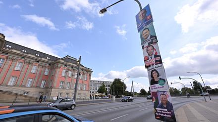 Plakate zur Oberbürgermeisterwahl 2025 vor dem Stadtschloss.