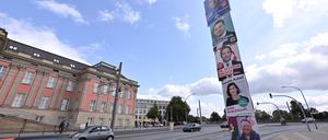 Plakate zur Oberbürgermeisterwahl 2025 vor dem Stadtschloss.