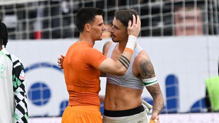 Wenige Minuten später stand Marco Friedl (r.) mit dem Trikot von Michael Zetterer vor der Kamera.