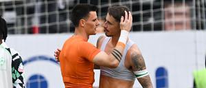 Wenige Minuten später stand Marco Friedl (r.) mit dem Trikot von Michael Zetterer vor der Kamera.