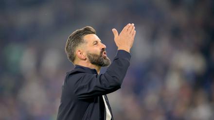 Miron Muslic jubelte nach dem Sieg gegen Bochum den Fans zu.