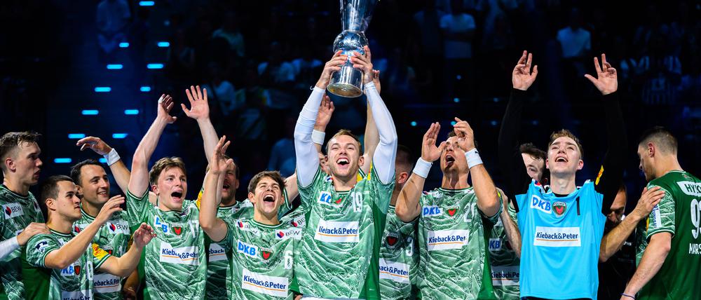 Die Füchse Berlin feierten den ersten Titel der neuen Saison.