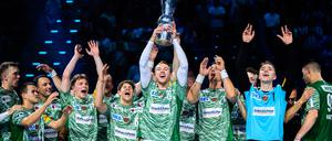 Die Füchse Berlin feierten den ersten Titel der neuen Saison.