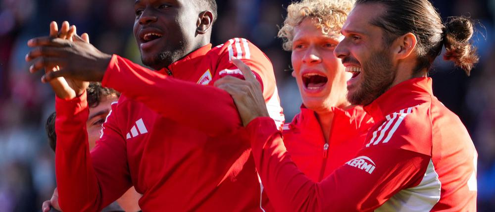 Ilyas Ansah wird von den Kollegen nach seinem Doppelpack gefeiert. 