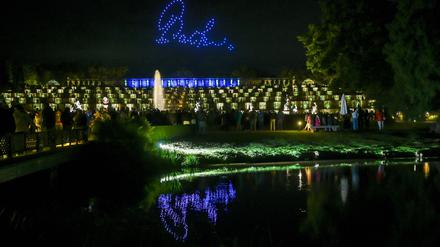 Die Potsdamer Schlössernacht leuchtet in der Dunkelheit.