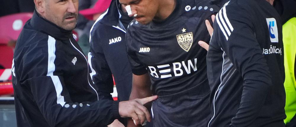 Stuttgarts Luca Jaquez (M) hat sich beim Spiel in Berlin die Nase gebrochen.