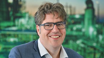 Michael Kellner (Bündnis 90/Die Grünen) nimmt an einem Pressegespräch auf dem Gelände der PCK-Raffinerie GmbH teil.