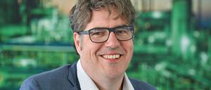 Michael Kellner (Bündnis 90/Die Grünen) nimmt an einem Pressegespräch auf dem Gelände der PCK-Raffinerie GmbH teil.
