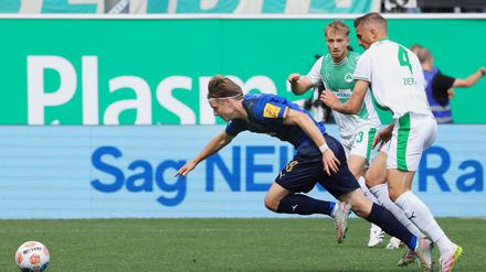 Nach einem starken Konter erzielte Jonas Therkelsen (links) die Führung für Kiel.