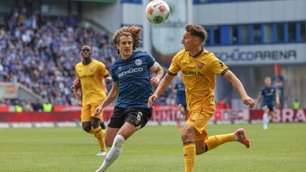 Bielefelds Mael Corboz im Zweikampf mit Konrad Faber.