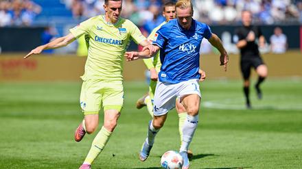 Herthas Niklas Kolbe (l) und Darmstadts Isac Lidberg kämpfen um den Ball.