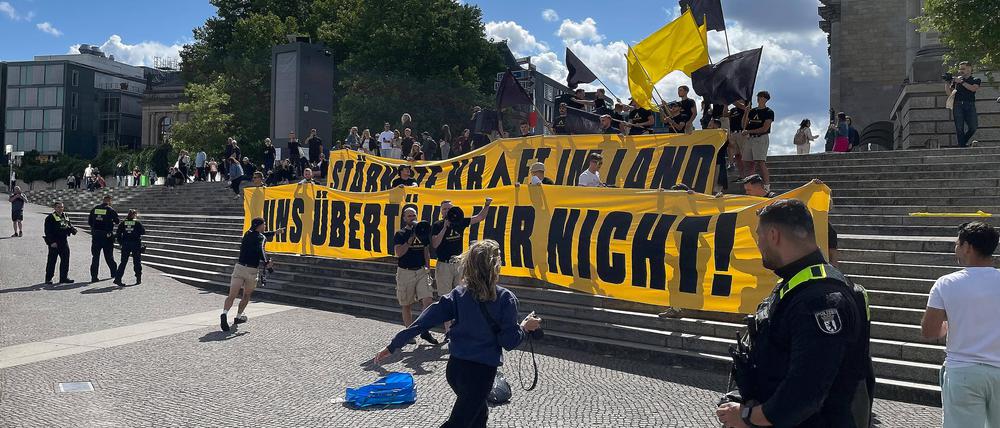 Aktivisten haben sich am Reichstag versammelt.