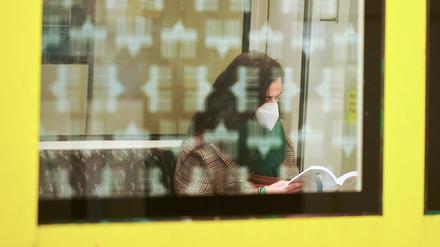 Eine Frau sitzt mit FFP2-Maske in einer U-Bahn am Hauptbahnhof. 