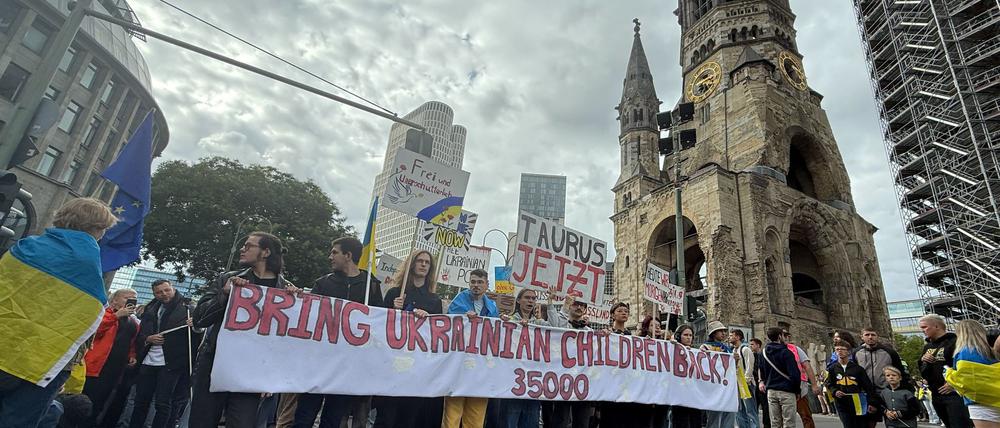 Menschen nehmen an der Demonstration unter dem Motto „Zukunft braucht Erinnerung“ teil.