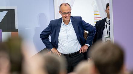 Bundeskanzler Friedrich Merz (CDU) nimmt am Tag der offenen Tür der neuen Bundesregierung teil.