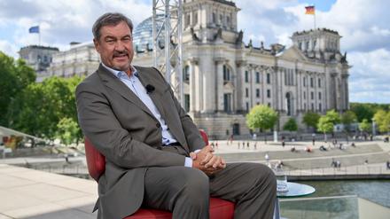 Markus Söder, (CSU) Ministerpräsident von Bayern, sitzt vor dem jährlichen «Sommerinterview» mit der ARD vor dem Reichstagsgebäude. 