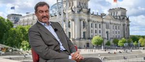 Markus Söder, (CSU) Ministerpräsident von Bayern, sitzt vor dem jährlichen «Sommerinterview» mit der ARD vor dem Reichstagsgebäude. 