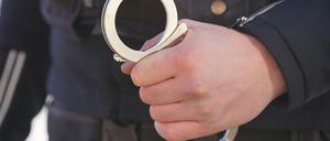 In der Wohnung fahnden Einsatzkräfte Einbruchswerkzeuge, mehrere Klebstofftuben sowie Tatbeute, etwa hochwertigen Schmuck und Armbanduhren. (Symbolbild)