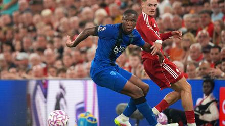 Florian Wirtz (r) hat über seine ersten Erfahrungen beim FC Liverpool berichtet.