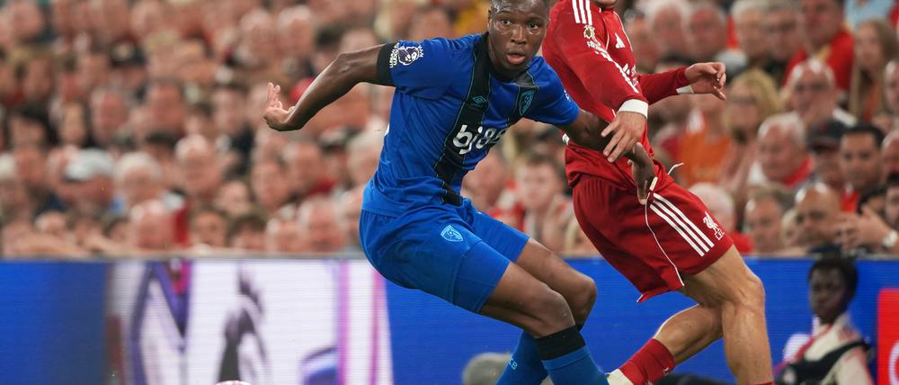 Florian Wirtz (r) hat über seine ersten Erfahrungen beim FC Liverpool berichtet.