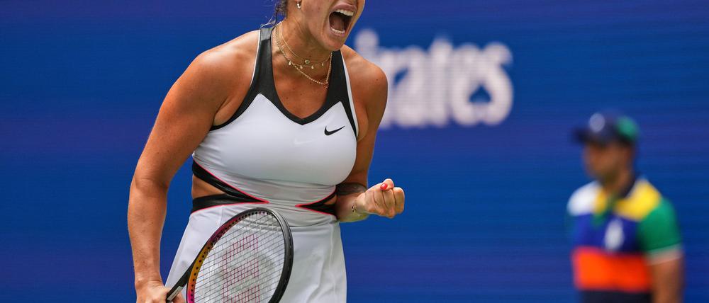 Aryna Sabalenka schaffte nach Problemen im ersten Satz am Ende souverän den Zweitrunden-Einzug.