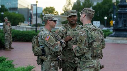 Nationalgardisten tragen nun auch Waffen in Washington.