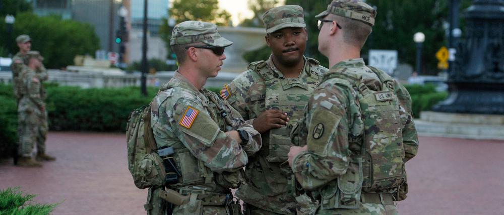 Nationalgardisten tragen nun auch Waffen in Washington.