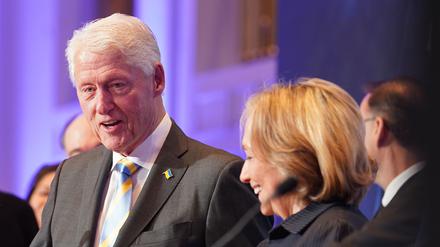 Der ehemalige US-Präsident Bill Clinton (Mitte) bei einer Veranstaltung im März 2025 in Berlin. Neben ihm Hillary Clinton und der frühere israelische Ministerpräsident Ehud Olmert.
