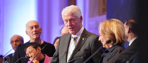 Der ehemalige US-Präsident Bill Clinton (Mitte) bei einer Veranstaltung im März 2025 in Berlin. Neben ihm Hillary Clinton und der frühere israelische Ministerpräsident Ehud Olmert.